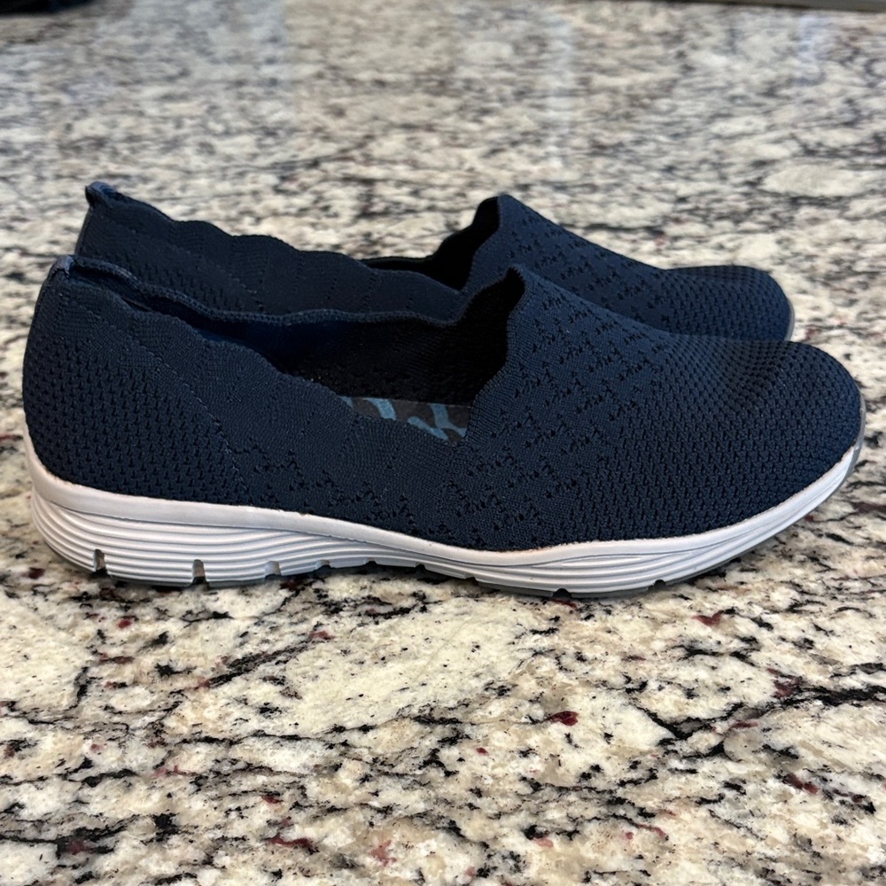 Skechers Navy Women's Slip-On Flats memory foam insole for comfort. EUC size 7.